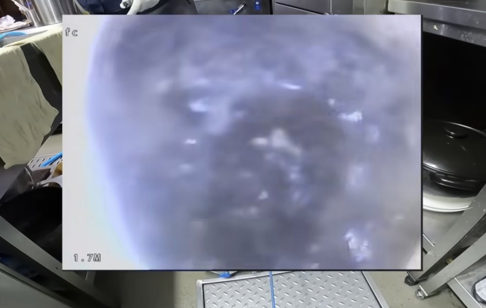 종로구 식당 배관 내부에 두껍게 굳은 기름 슬러지 모습