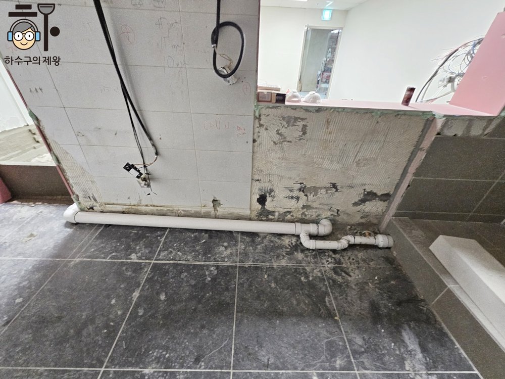 식당 주방 배관 주변을 중심으로 우레탄방수와 우레아 방수를 병행한 방수 시공