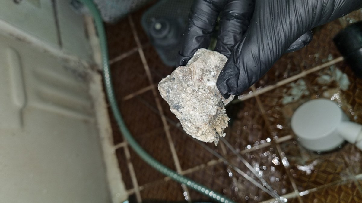 일산 화장실 하수구에서 꺼낸 석회 덩어리, 플렉스샤프트로 제거된 단단한 막힘 원인물 사진