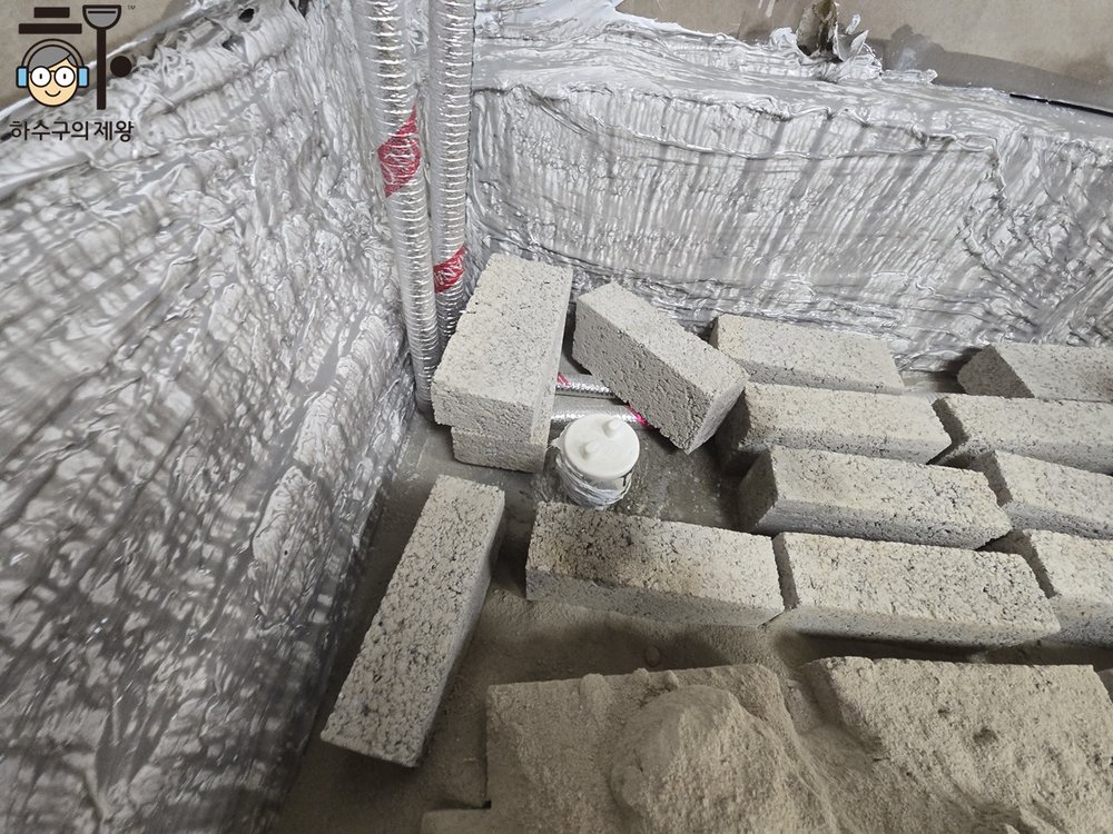 식당 주방 벽체 관통부 방수 보강 디테일 시공 모습