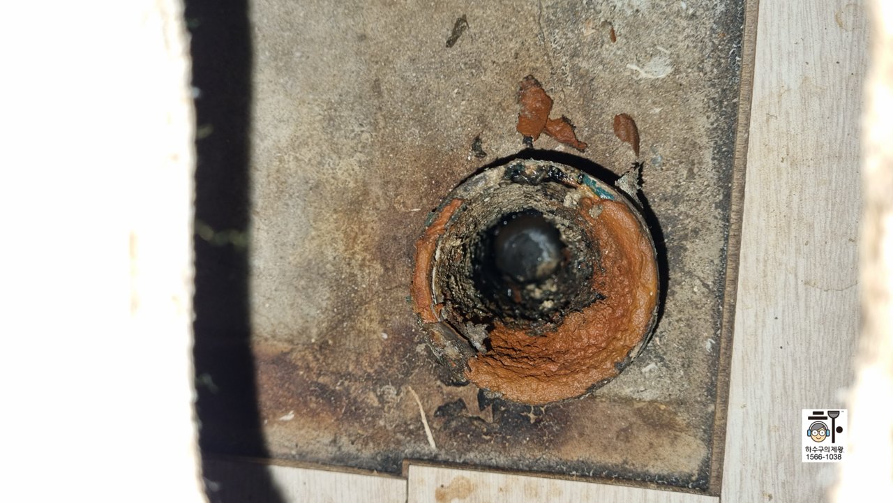 안산 본오동 아파트 싱크대 배관청소 부식된 주철배관 내부 모습