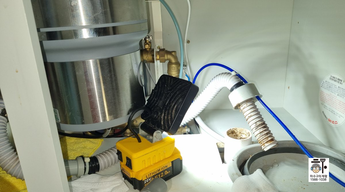 ๊ณ ์์ ์ํฅ์ญ ๋ฐฐ๊ด ๋ด๋ถ ๋ด์๊ฒฝ ์ ๊ฒ ์ค, ๊ธฐ๋ฆ๋์ ์ฐ๊บผ๊ธฐ๋ก ๋งํ ํ์๊ตฌ ์ํ๋ฅผ ํ์ธํ๋ ์ฅ๋ฉด โ ํ์๊ตฌ์ ์ ์