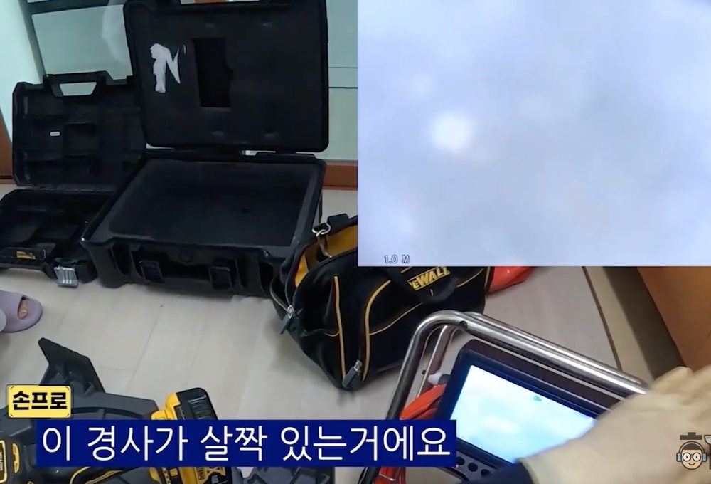 싱크대 배관 내시경 점검 중 배관 경사와 물 고임 원인을 설명하는 장면