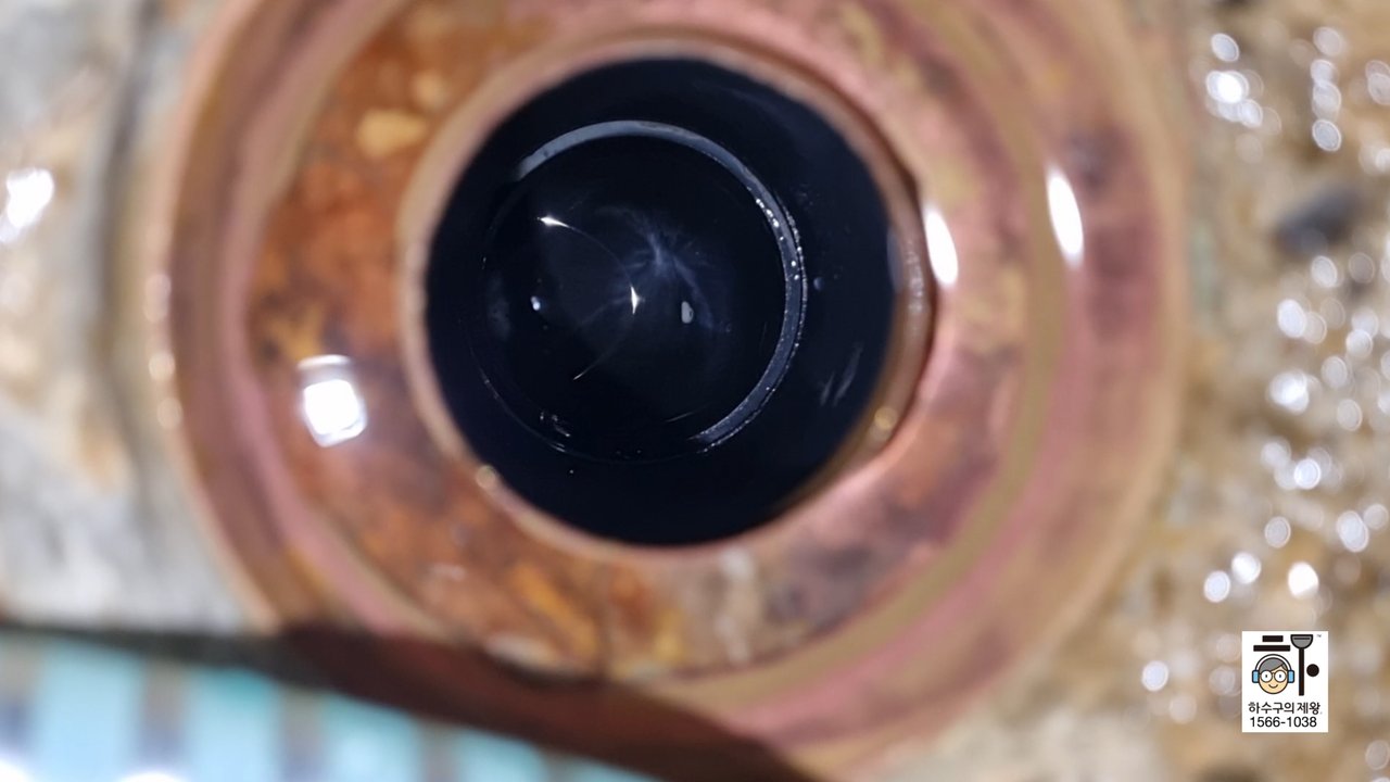 청소 완료 후 배관 내부가 깨끗하게 뚫린 모습