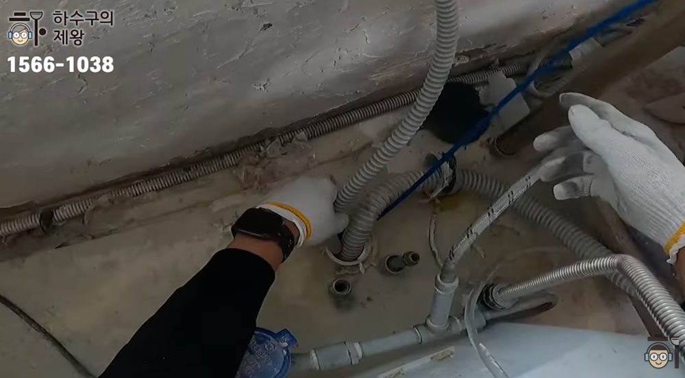은평구 역촌동 상가 하수구 막힘 현장에서 트랩 구간 배관에 장비를 투입해 내부 상태를 확인하는 작업 모습