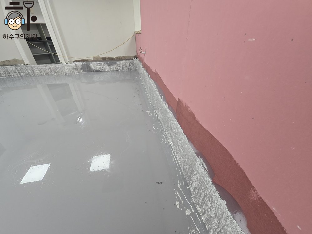 식당 주방 우레아 방수 벽체 코너 보강 작업 모습