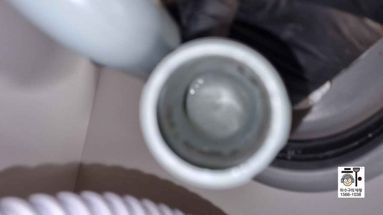 고양 행신동 싱크대 S트랩 배수구 세척 및 이물질 제거 중