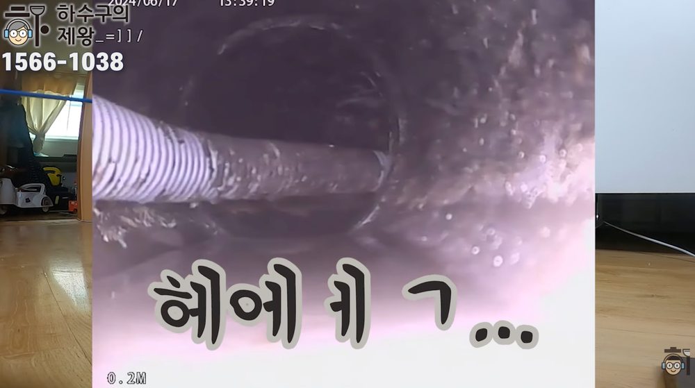 용산구 용산동 빌라 배관 내부 내시경 화면에서 이물질과 막힘 구간을 확인하는 장면