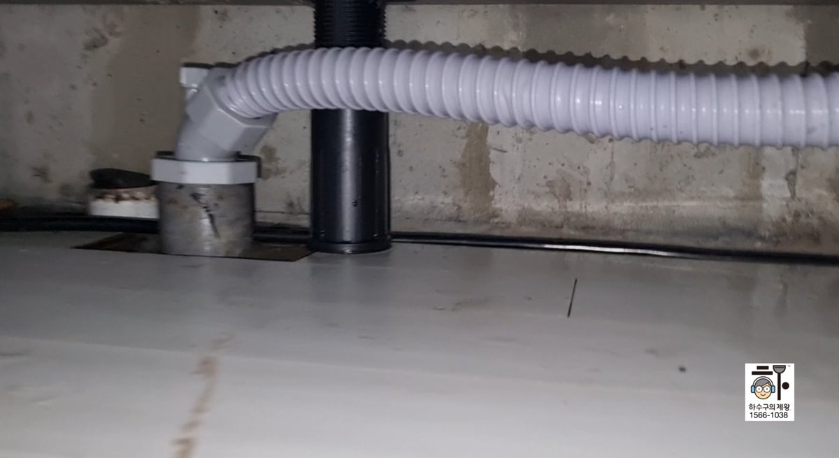 새 배수호스를 올바르게 연결하여 물이 새지 않도록 시공 완료된 모습입니다.