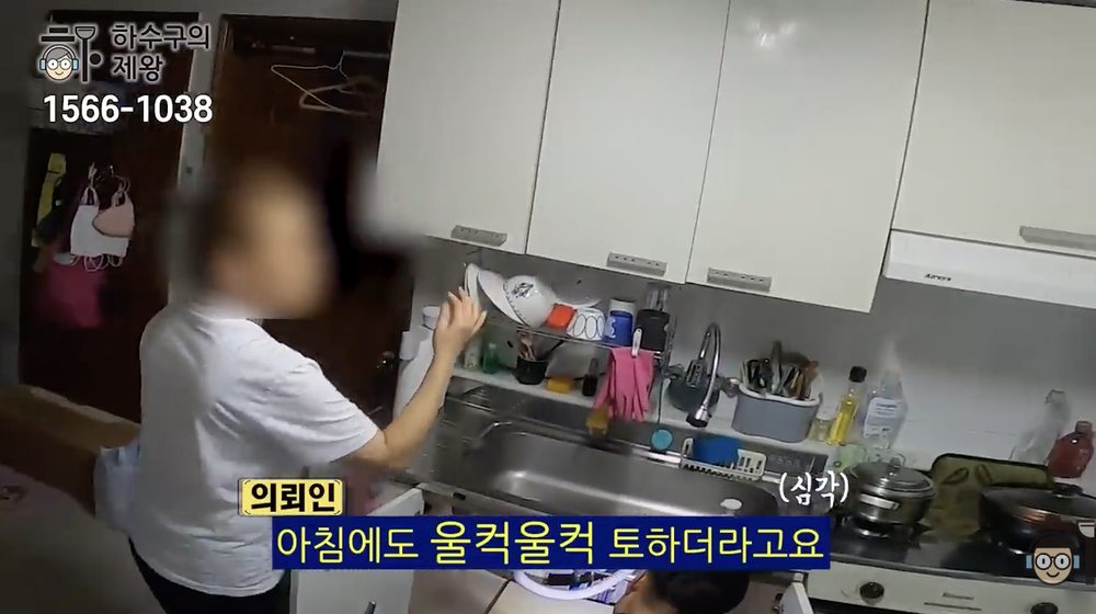 송파구 풍납동 빌라 주방에서 물이 내려가지 않고 역류했던 증상을 고객 설명과 함께 확인하는 장면