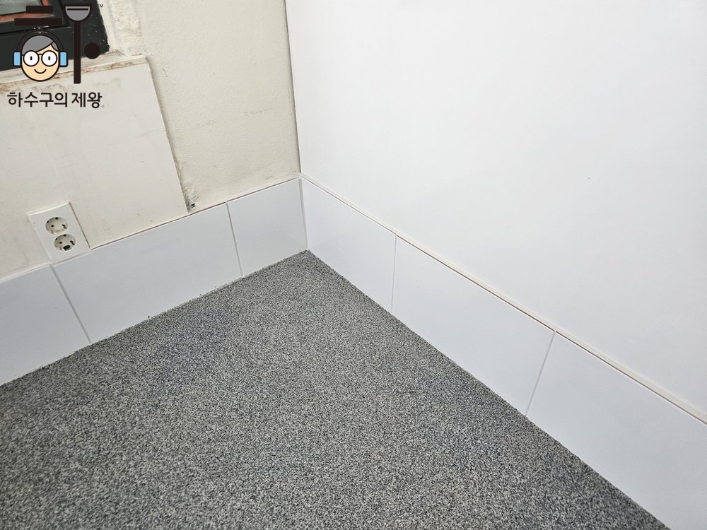 강동 둔촌동 주방 바닥 코너 부분을 레진 도막으로 마감하여 균열을 방지하는 시공