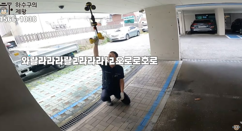 인천시 주안동 빌라 배관 구조와 합류 구간을 현장에서 확인하는 작업 장면