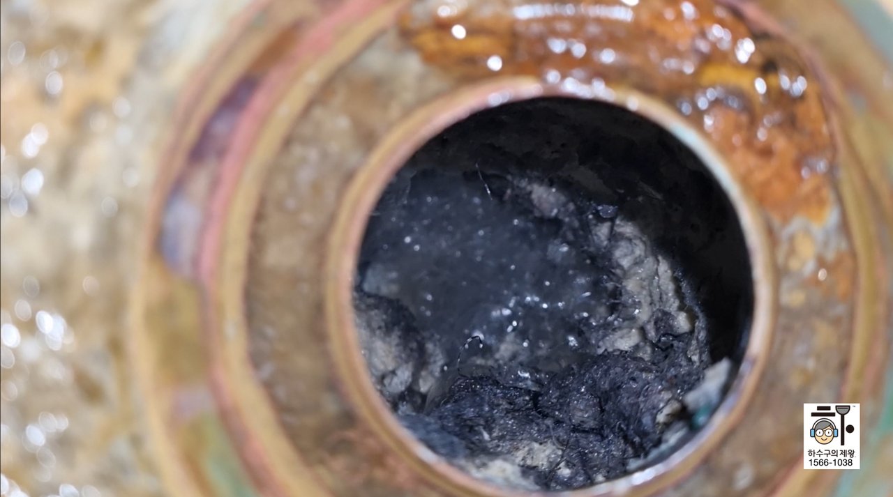 석회제거제 약품과 반응하여 거품이 나는 장면