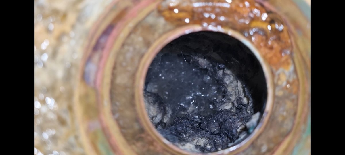 일산 아파트 화장실 하수구 내부, 석회와 오염물이 굳어 배관을 막고 있는 내시경 촬영 장면