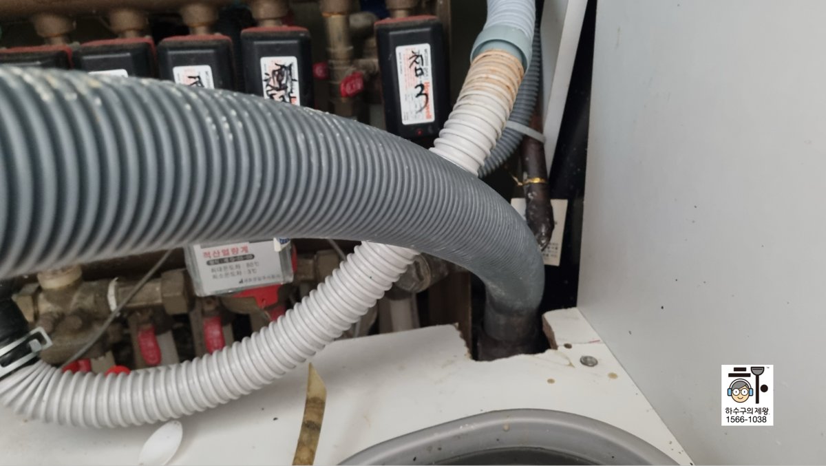 인천 연수구 아파트 싱크대 하부 배관을 열고 석션으로 이물질을 빨아들이고 있는 장면입니다.