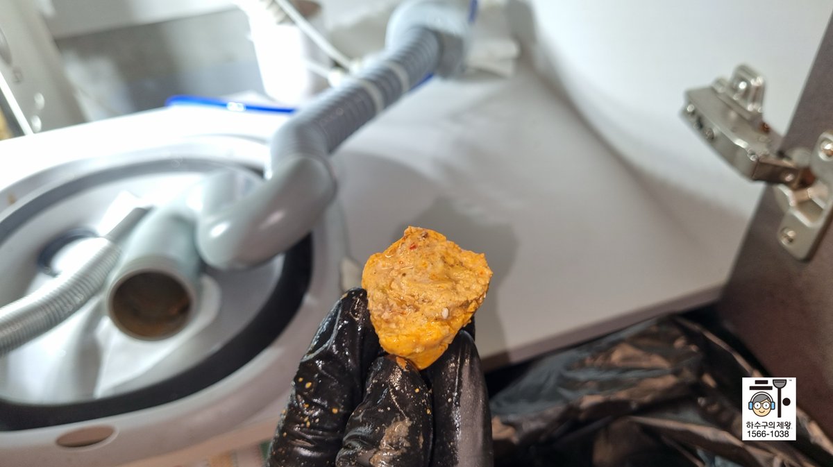 배관 내부에서 제거된 기름 덩어리 실물 — 성남시 분당구 하수구 청소 작업 중