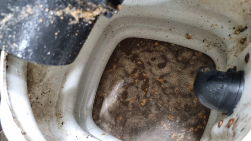 화성시 싱크대 하수구 청소 중 배관 석션으로 이물질 제거 작업