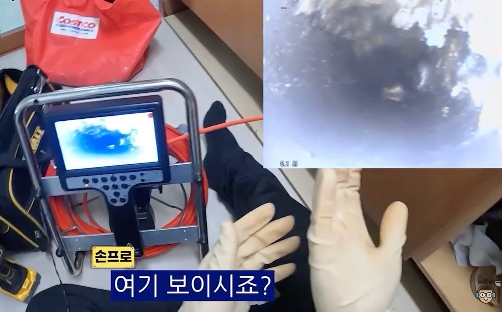 싱크대 배관 내부 내시경으로 확인한 기름 슬러지와 막힘 원인