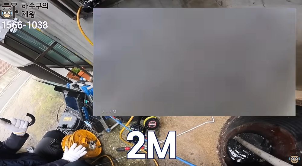 양천구 신정동 빌라 하수구 막힘 원인을 찾기 위해 내시경 장비를 투입해 배관 내부를 확인하는 작업