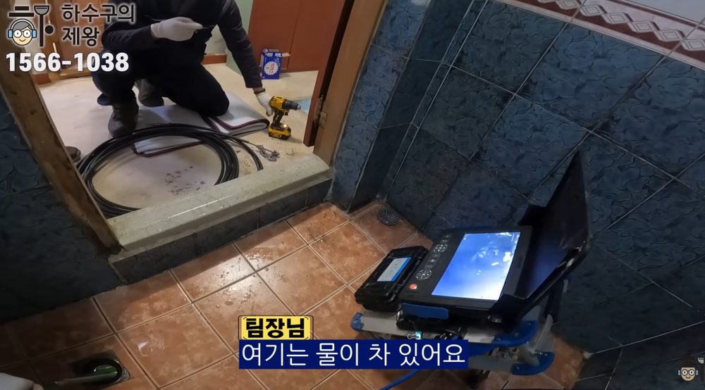 영등포구 대림동 빌라 배관 내시경 화면을 보며 막힘 원인을 설명하는 장면
