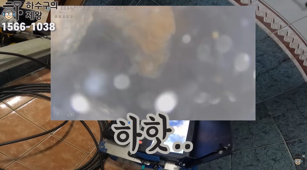 영등포구 대림동 빌라 배관 내부 내시경 화면에서 작업 전 기름 막힘이 보이는 모습