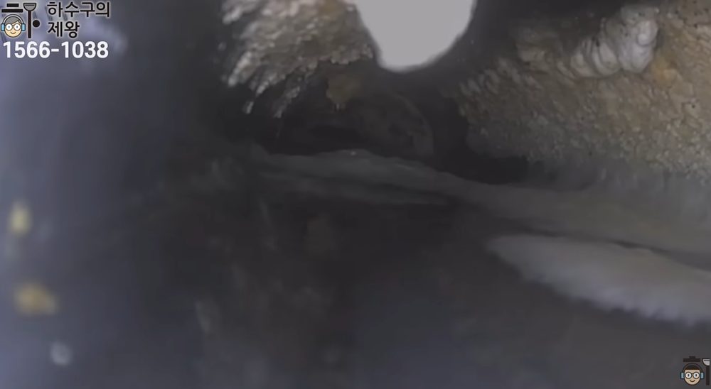 구리시 수택동 빌라 배관 내부에 물이 고이고 슬러지가 남아 있는 내시경 화면
