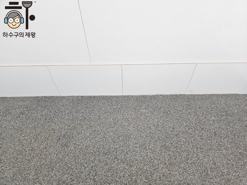 강동 둔촌동 주방 바닥에 도막 방수 기능을 가진 MMA레진 마감을 적용한 시공 현장
