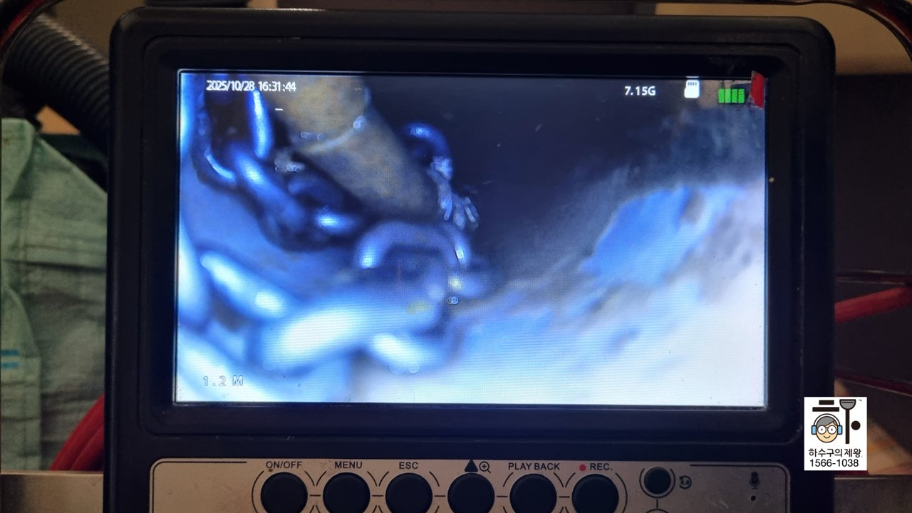 고양 행신동 싱크대 배관 내시경 영상확인하면서 스케일링 작업중입니다.