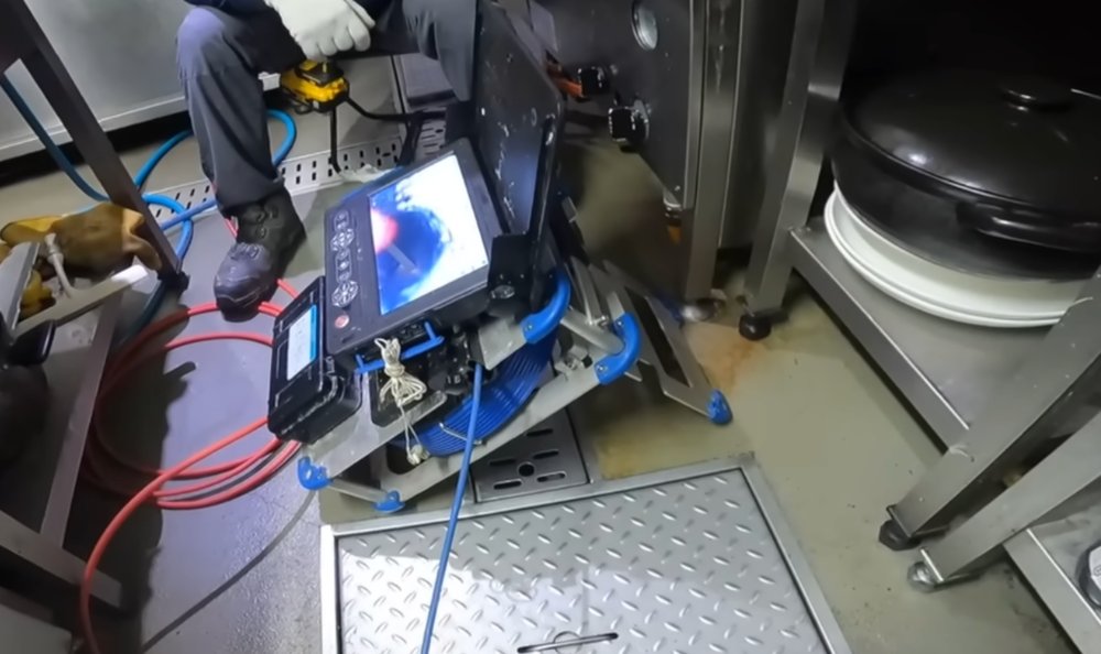 종로구 식당 주방 배수구 트랩을 개방해 내부 상태를 점검하는 모습