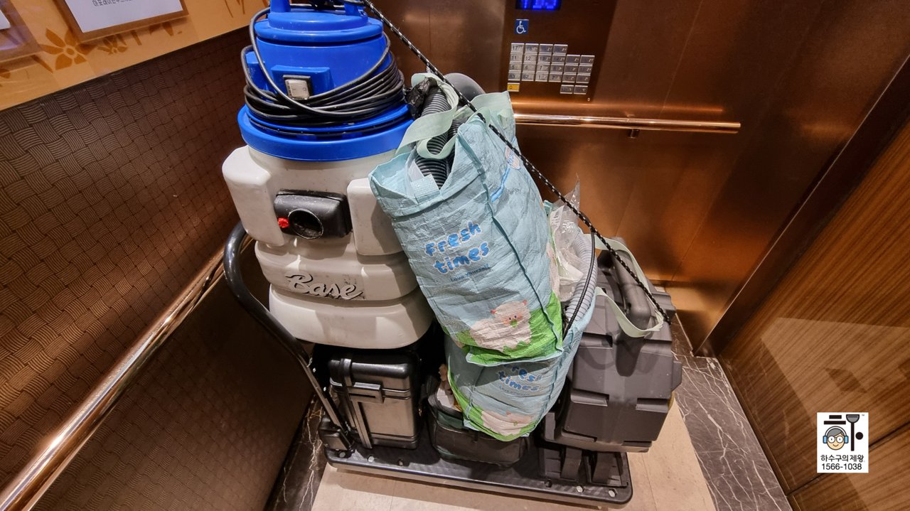 마포구 아현동 아파트 싱크대 하수구 막힘 장비 이동 중 모습