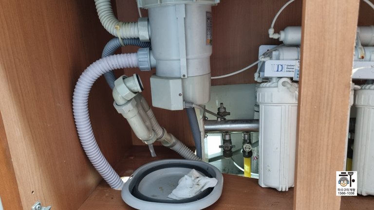 성북구 싱크대 하수구 주름관 교체 작업 현장