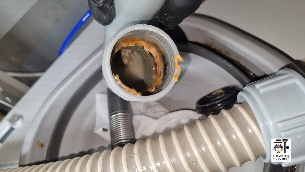 하수구 내시경 점검으로 배관 내부 상태를 확인하는 장면 — 분당구 힐스테이트판교역 현장