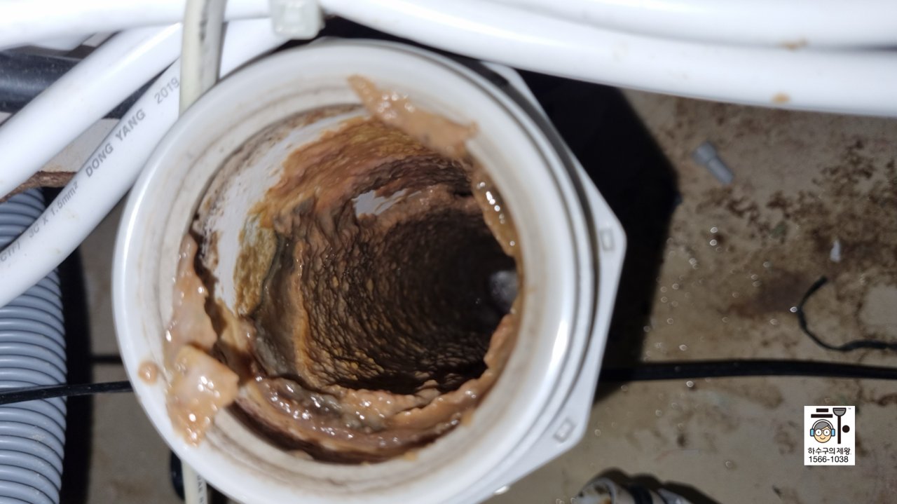 싱크대 배수관 내부 기름때와 음식물 찌꺼기 막힘 상태