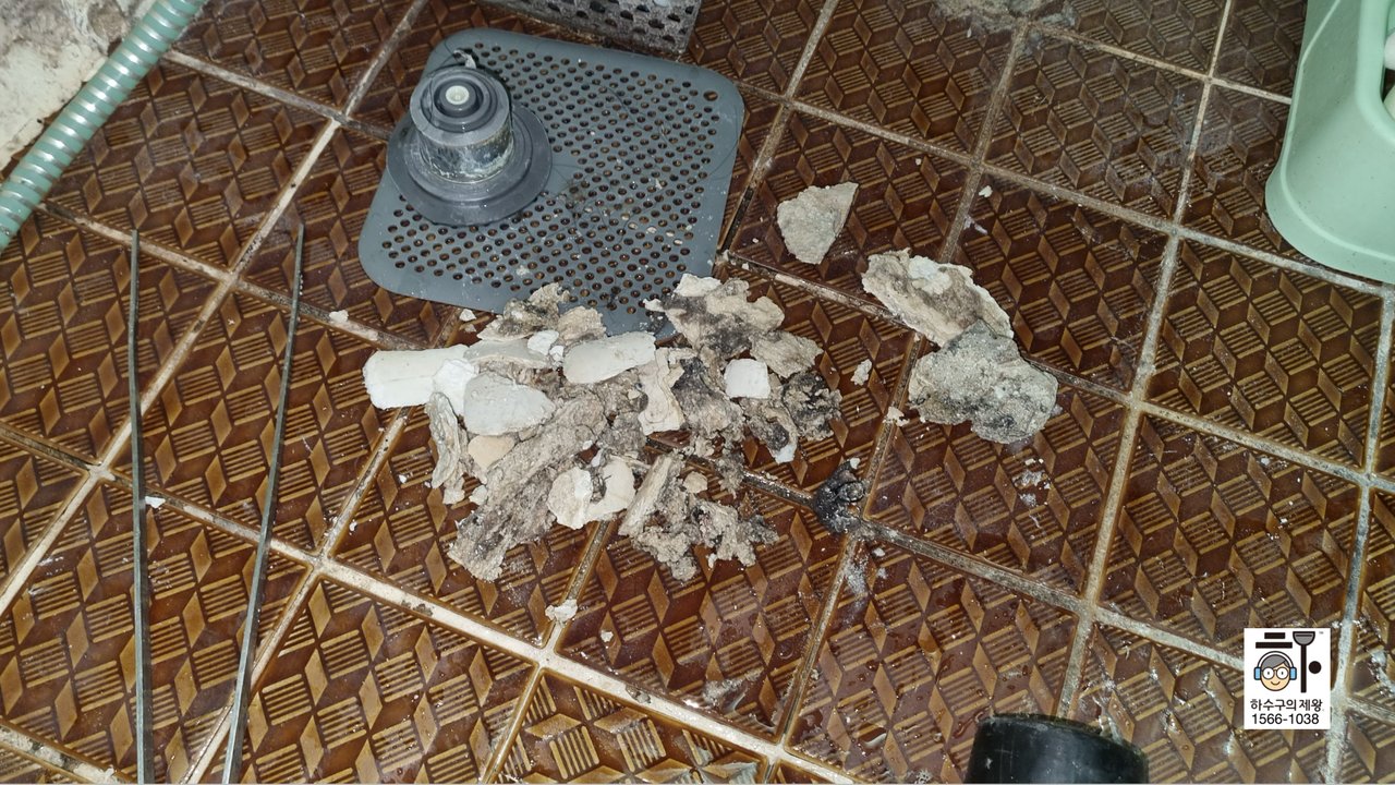 제거된 석회 찌꺼기와 이물질이 바닥에 모여 있는 모습