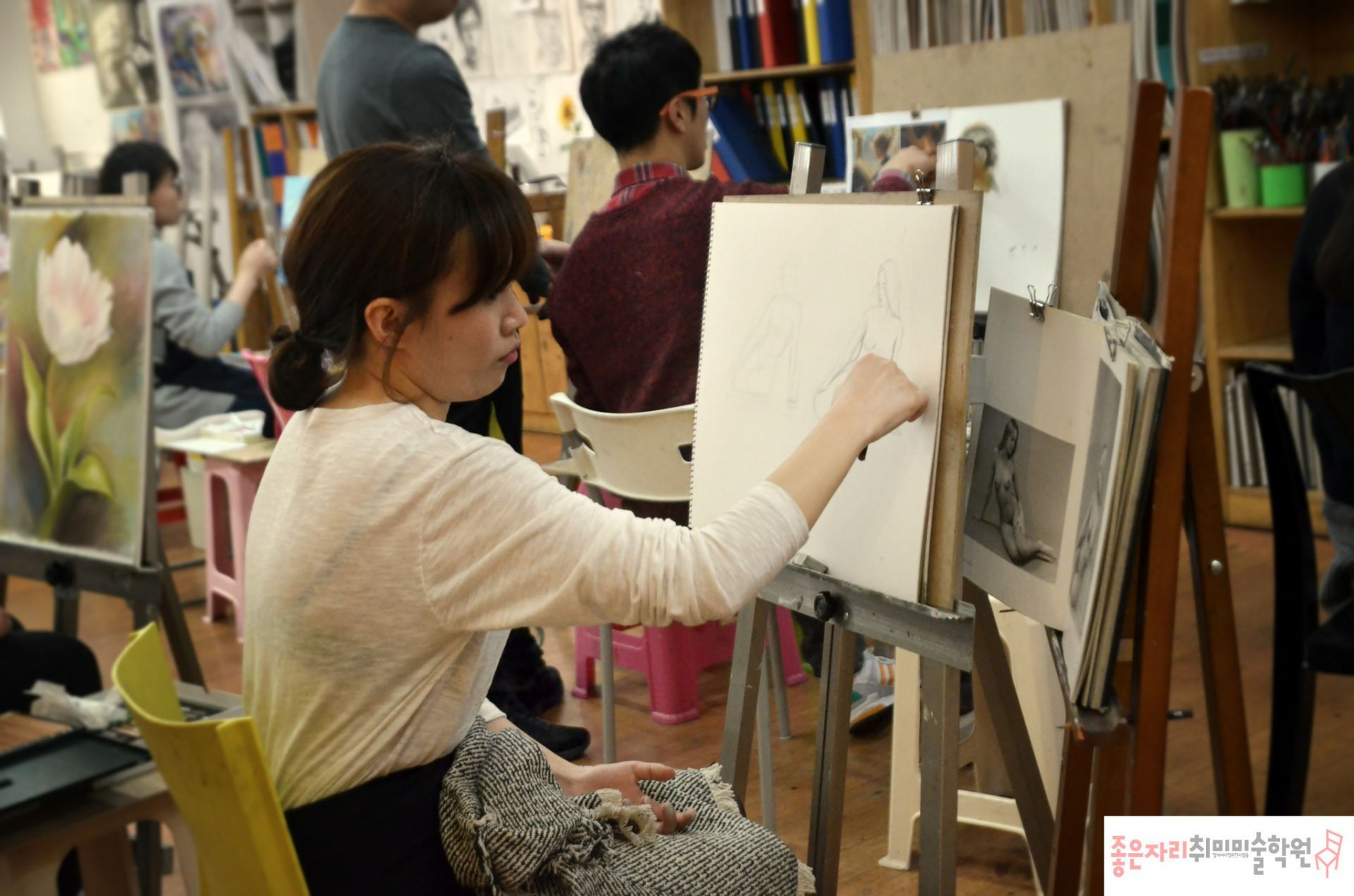 아름다운 여자의 자유 스케치 붓으로 칠한 스톡 벡터(로열티 프리) 2265904077 | Shutterstock, image size:1920x1271