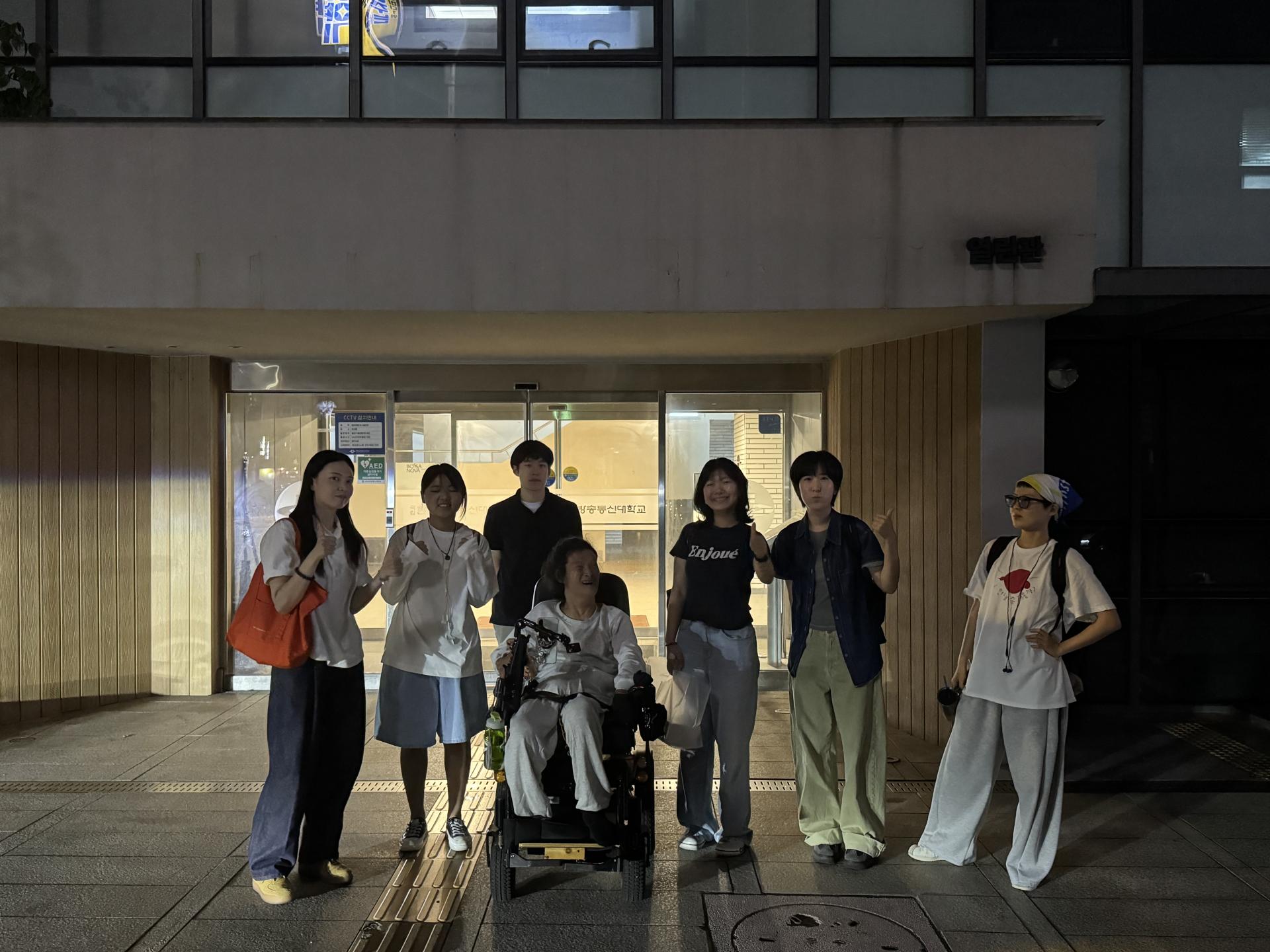 강의를 들은 사람들이 모여 단체 사진을 찍고 있다.