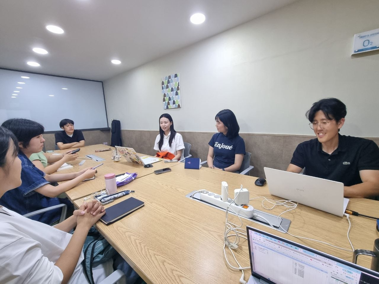한국장애인자립생활센터협의회의 백인혁활동가님과 24회 서울장애인인권영화제 자원활동가 희진,원영,문빈님과 자원활동팀이자 전년도 자원활동가였던 서영, 원림, 상진이 강의 시작 전에 얘기를 나누고 있다