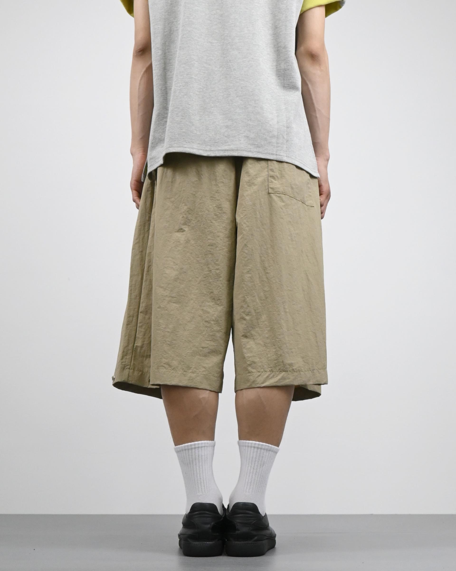 two tuck nylon snap bermuda pants