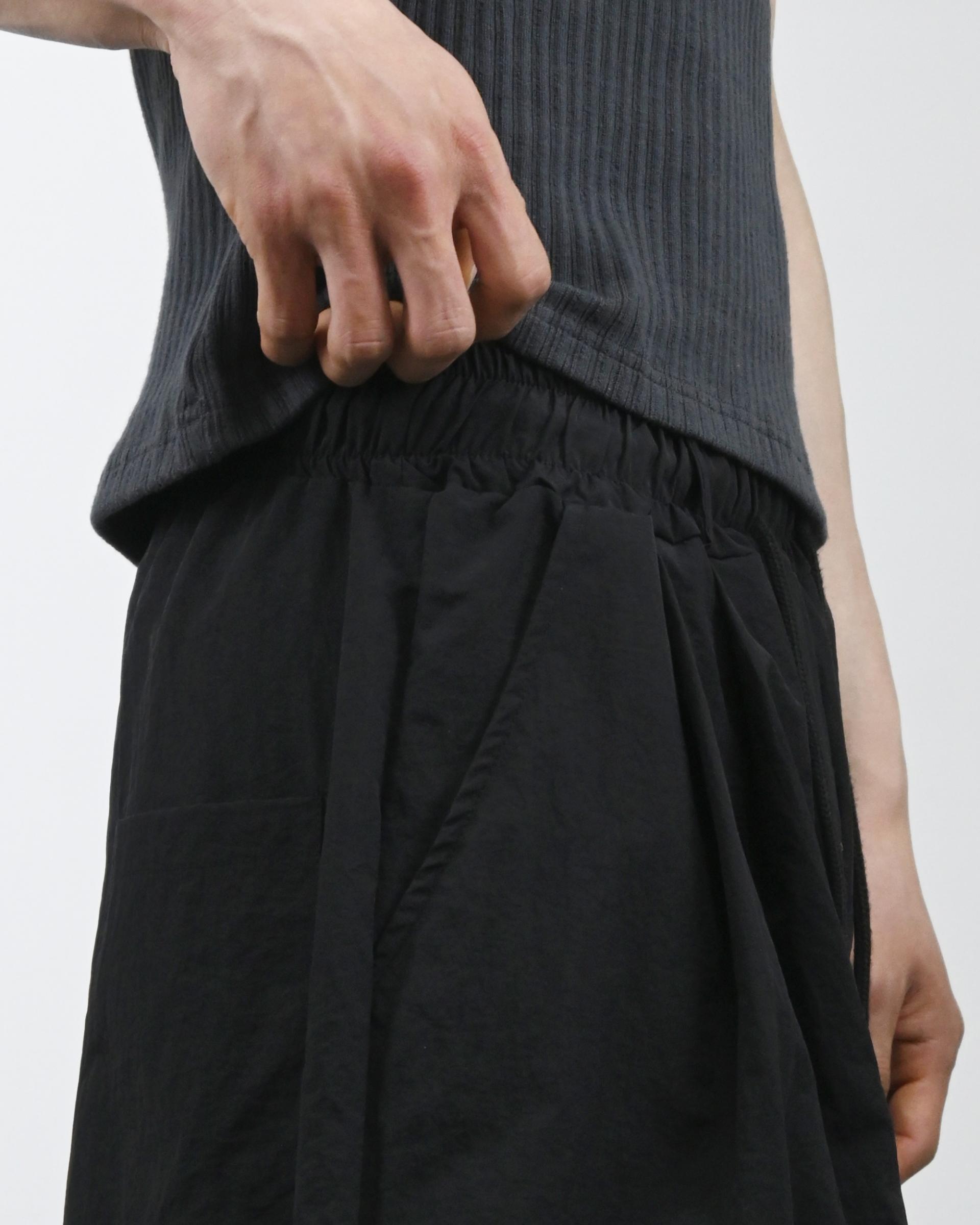two tuck nylon snap bermuda pants