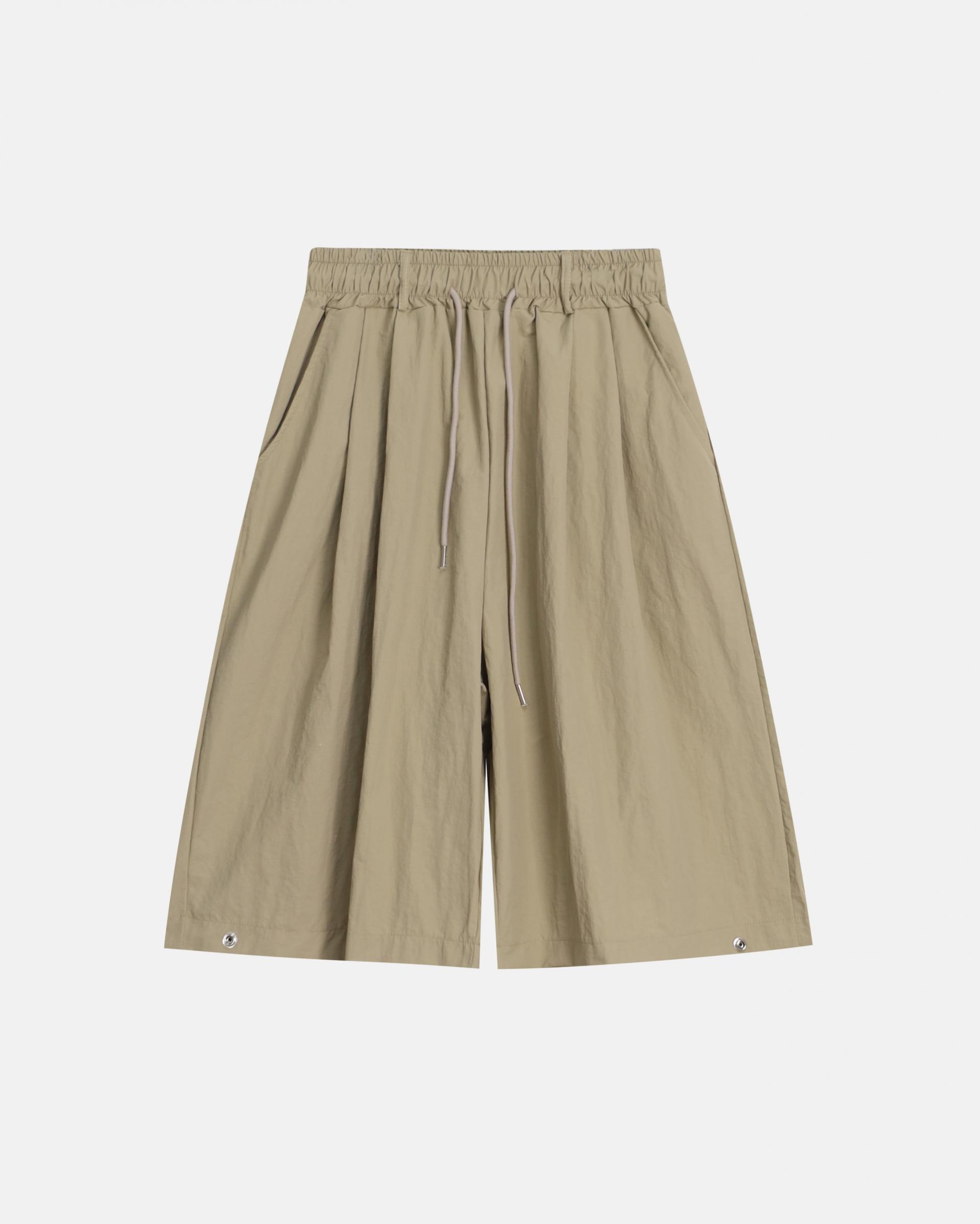 two tuck nylon snap bermuda pants