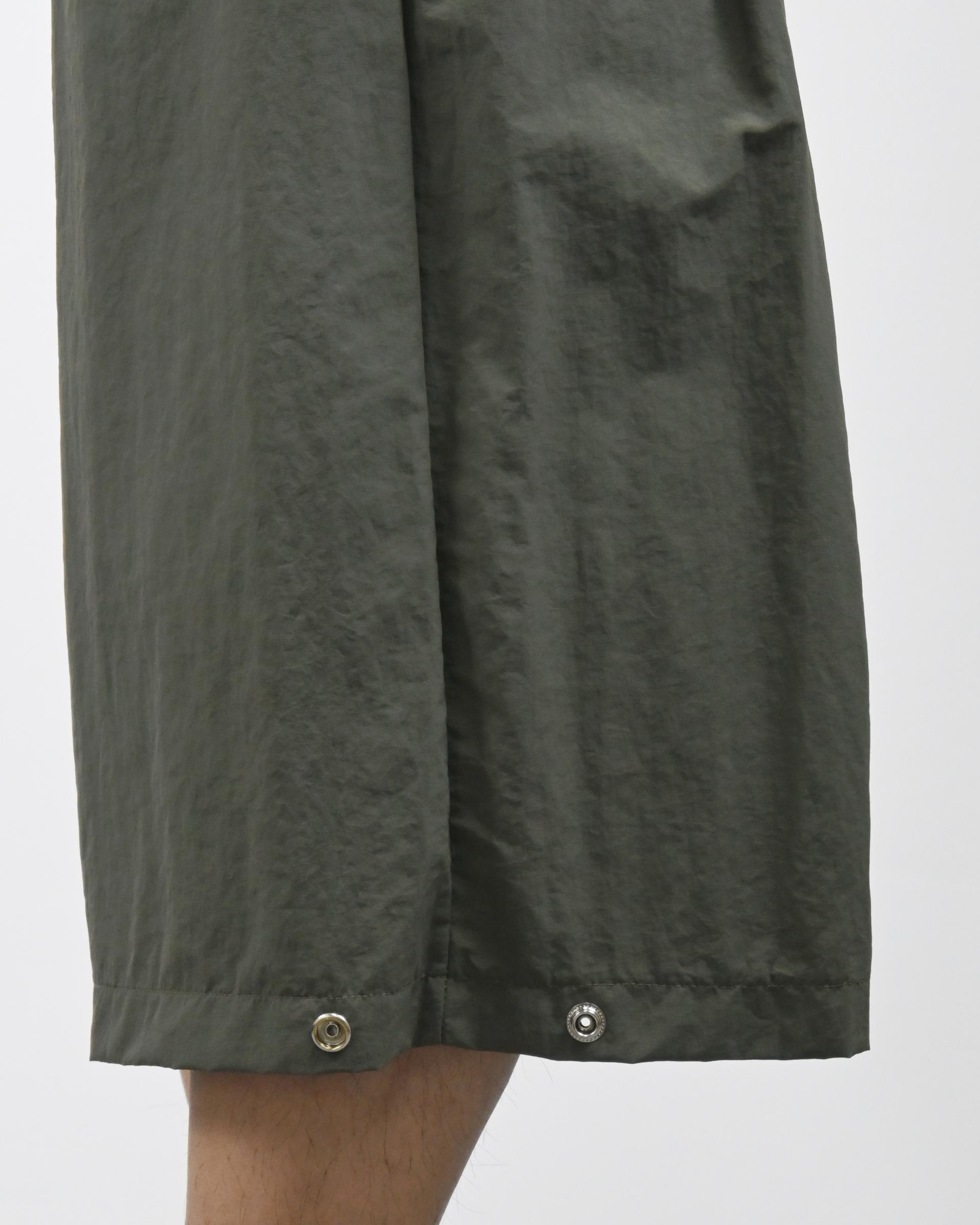 two tuck nylon snap bermuda pants