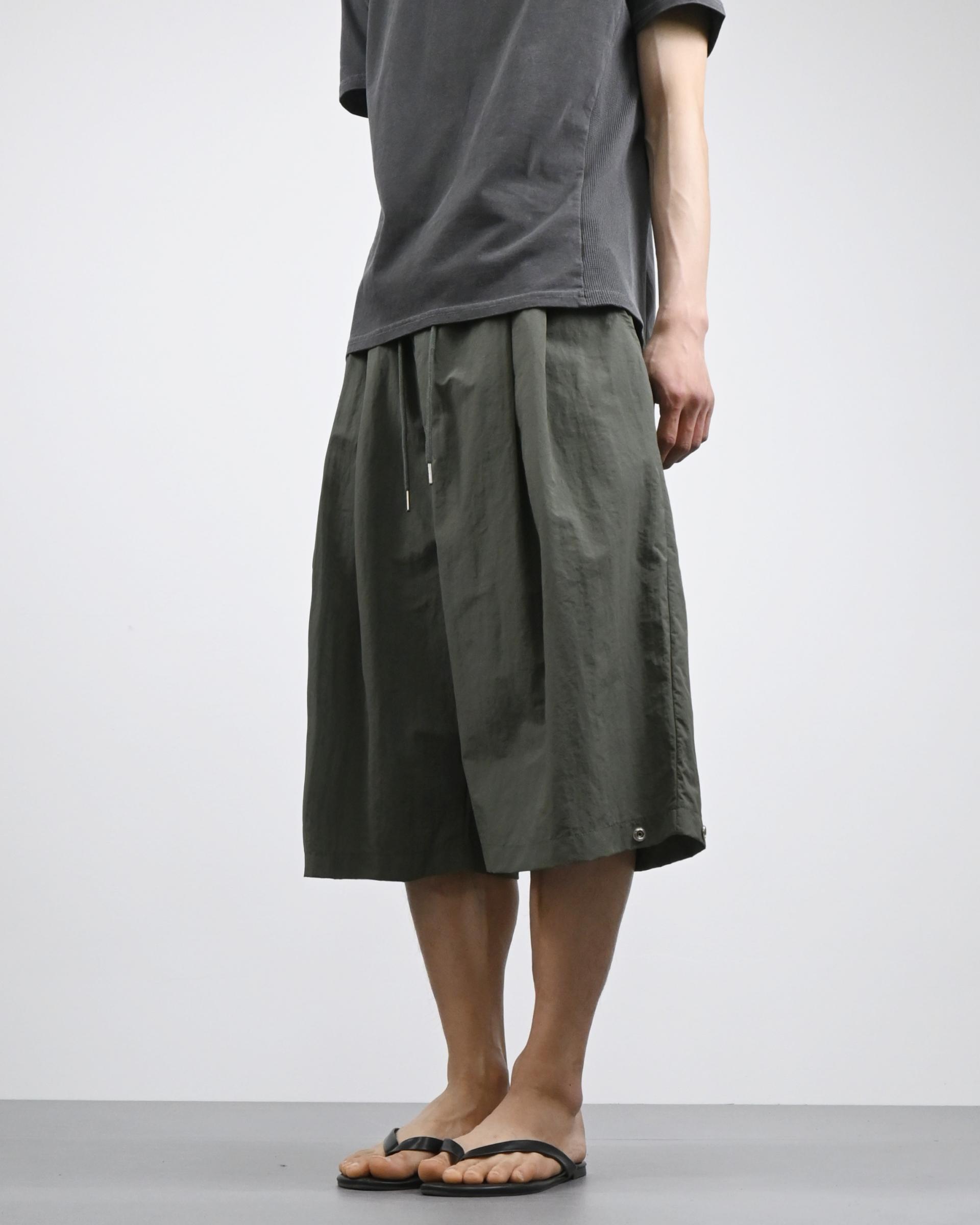 two tuck nylon snap bermuda pants