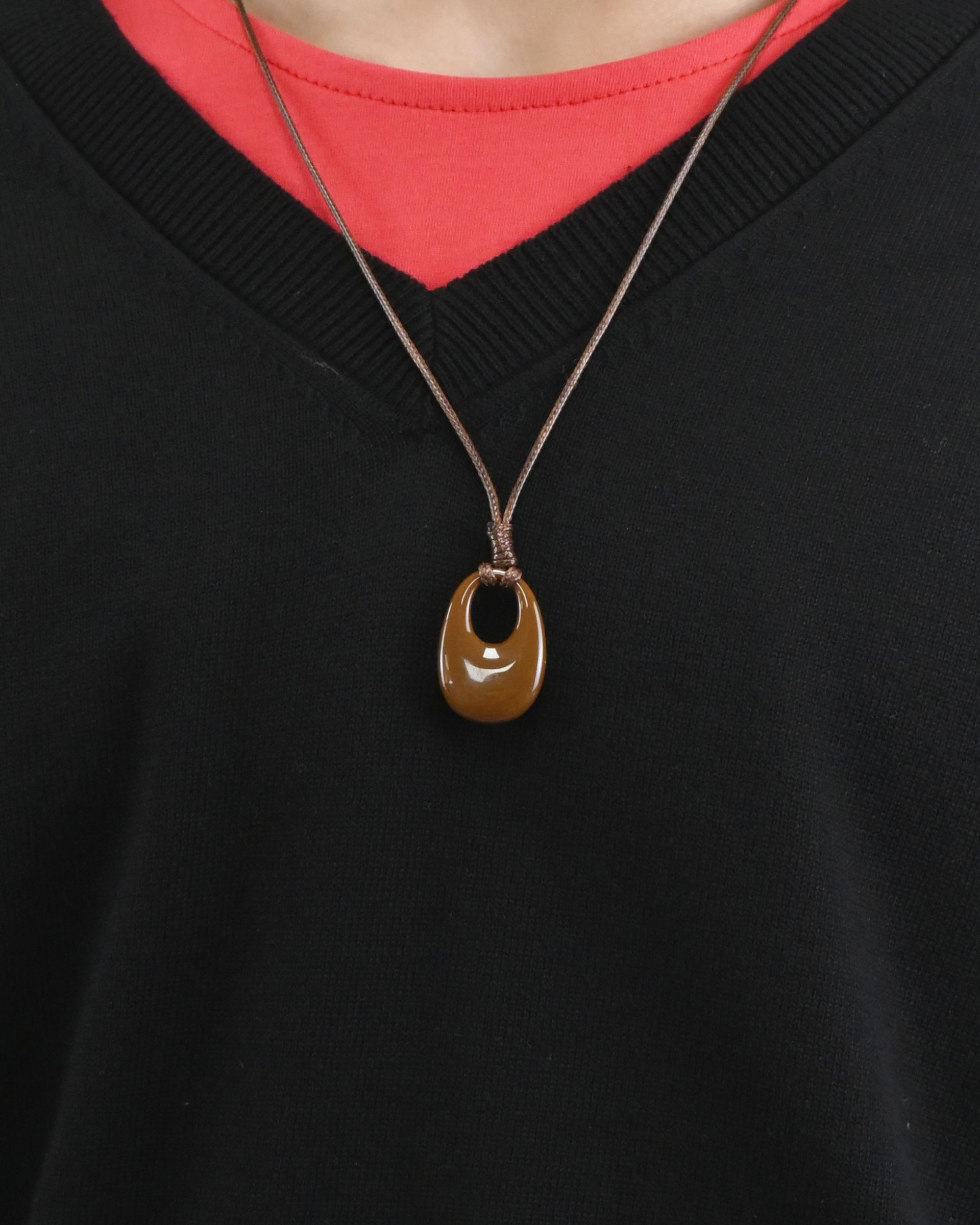 homica oival strap necklace