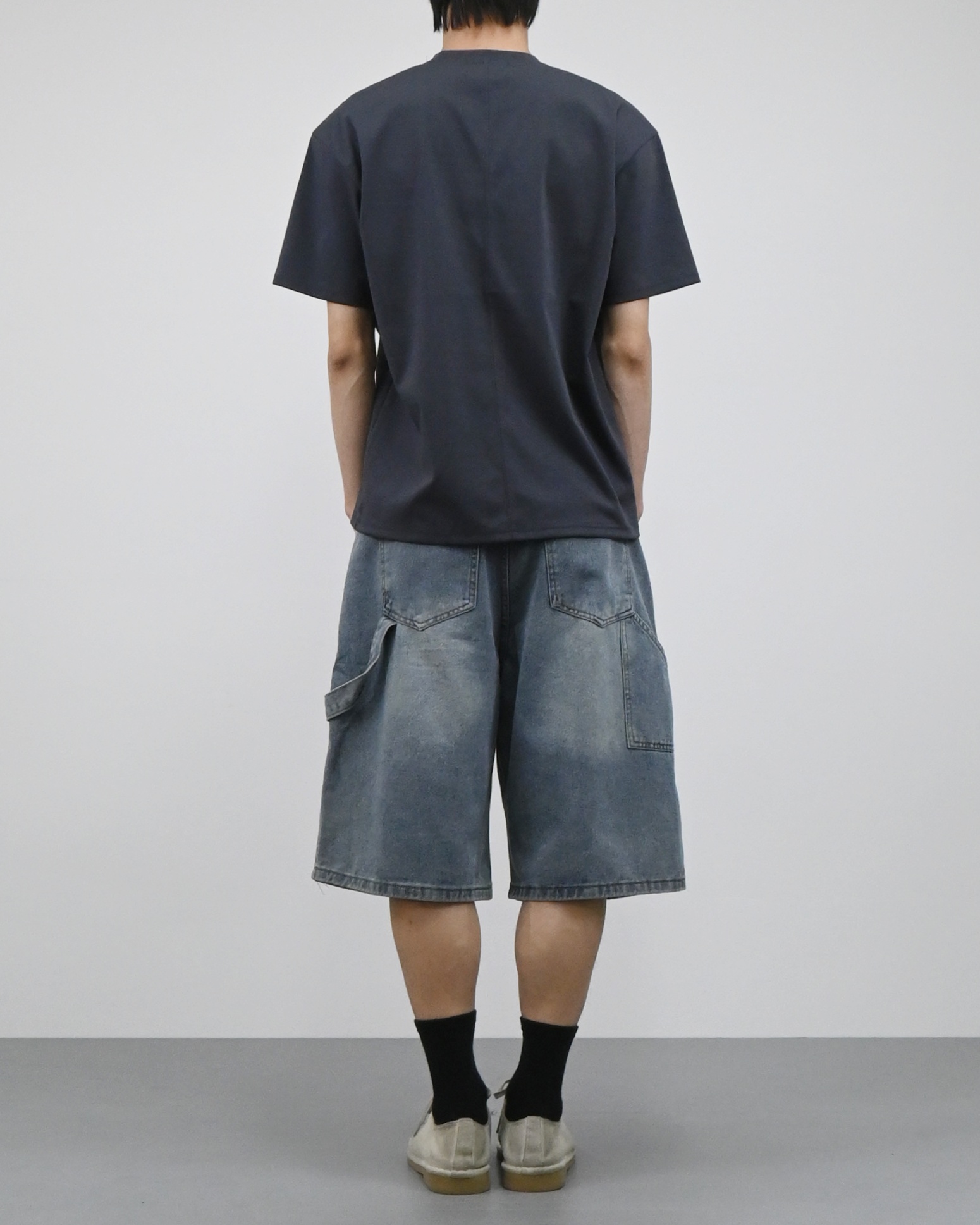 one tuck carpenter bermuda denim pants