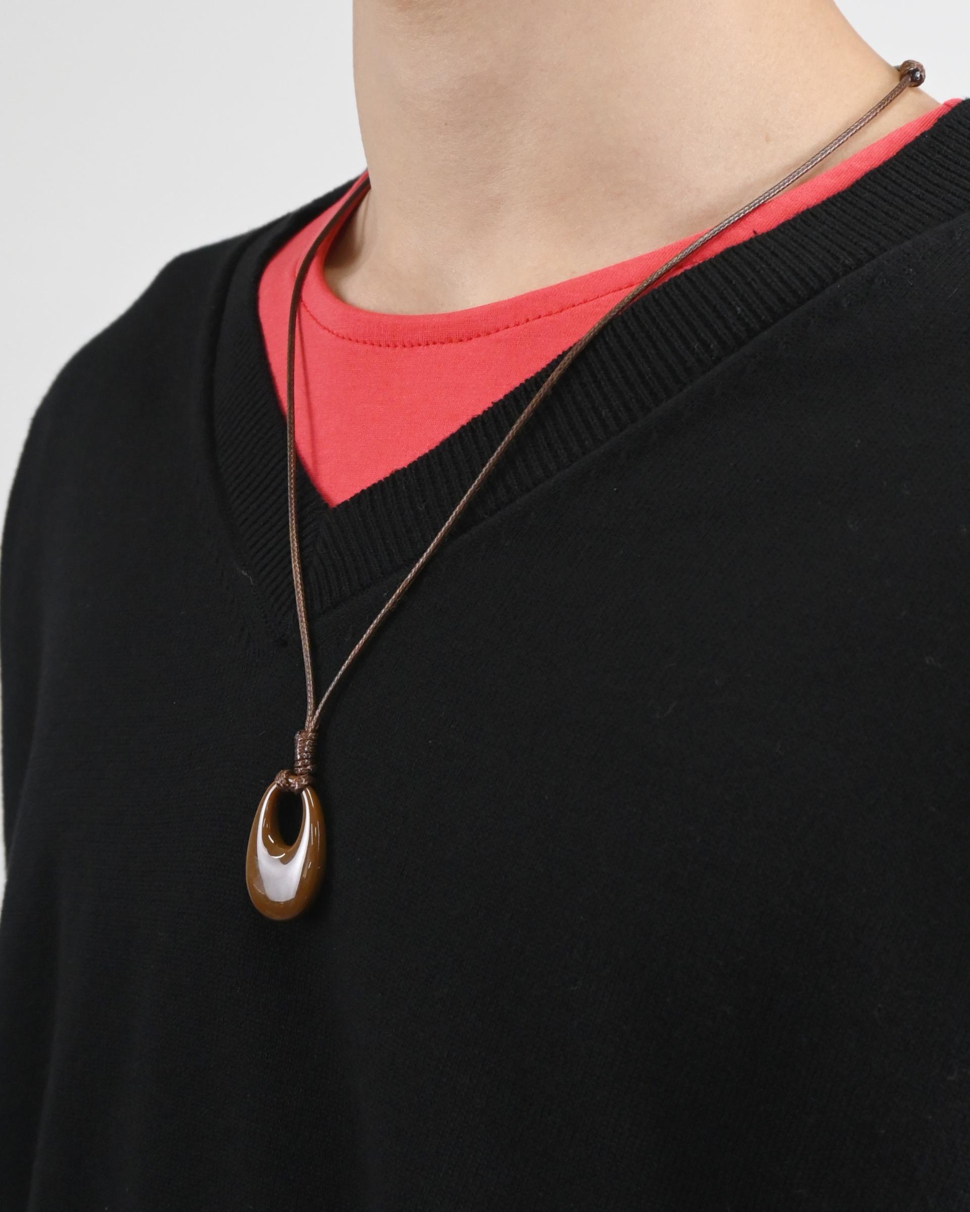 homica oival strap necklace