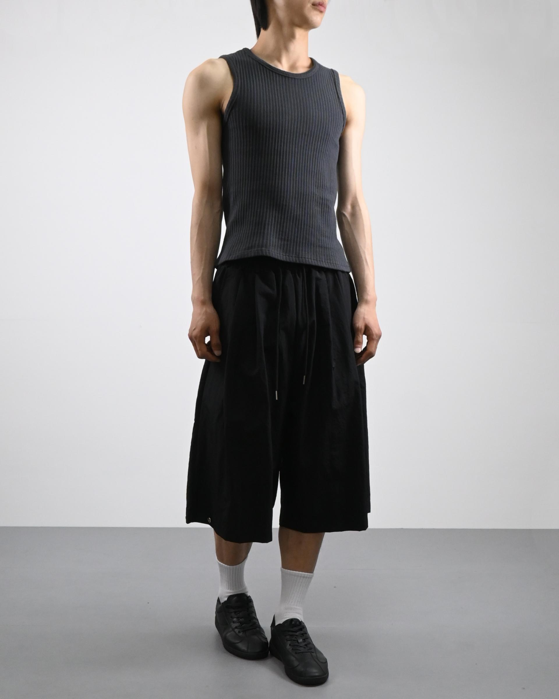 two tuck nylon snap bermuda pants