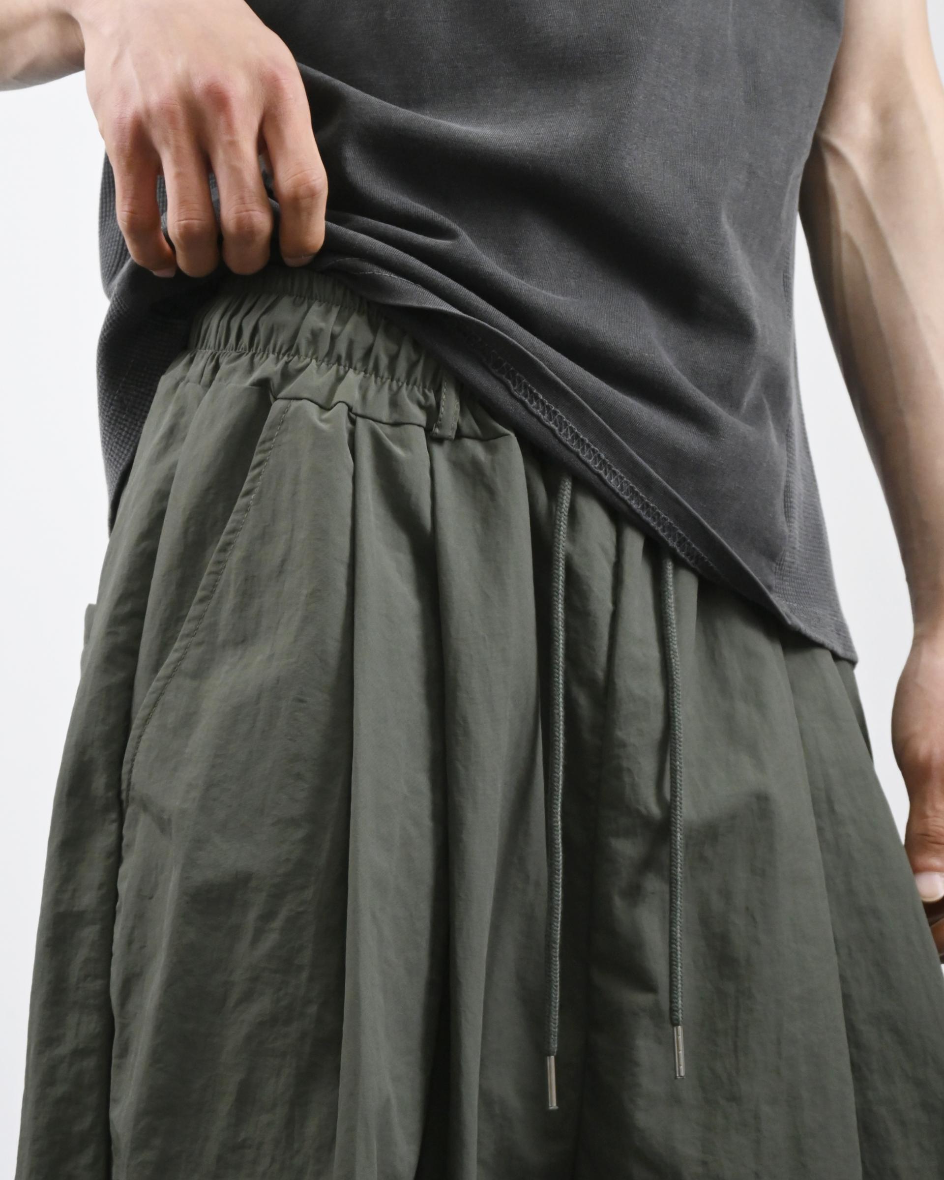 two tuck nylon snap bermuda pants