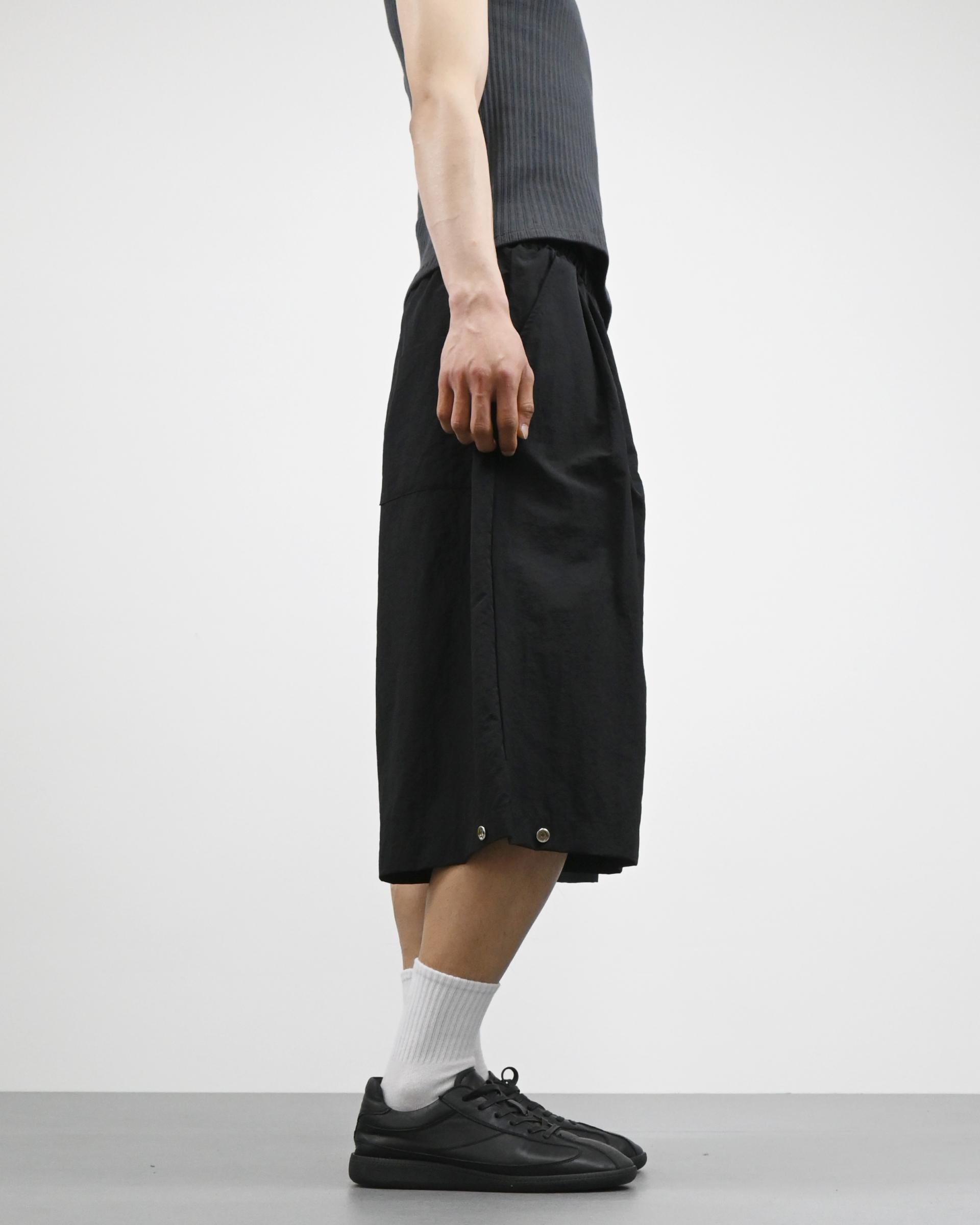 two tuck nylon snap bermuda pants