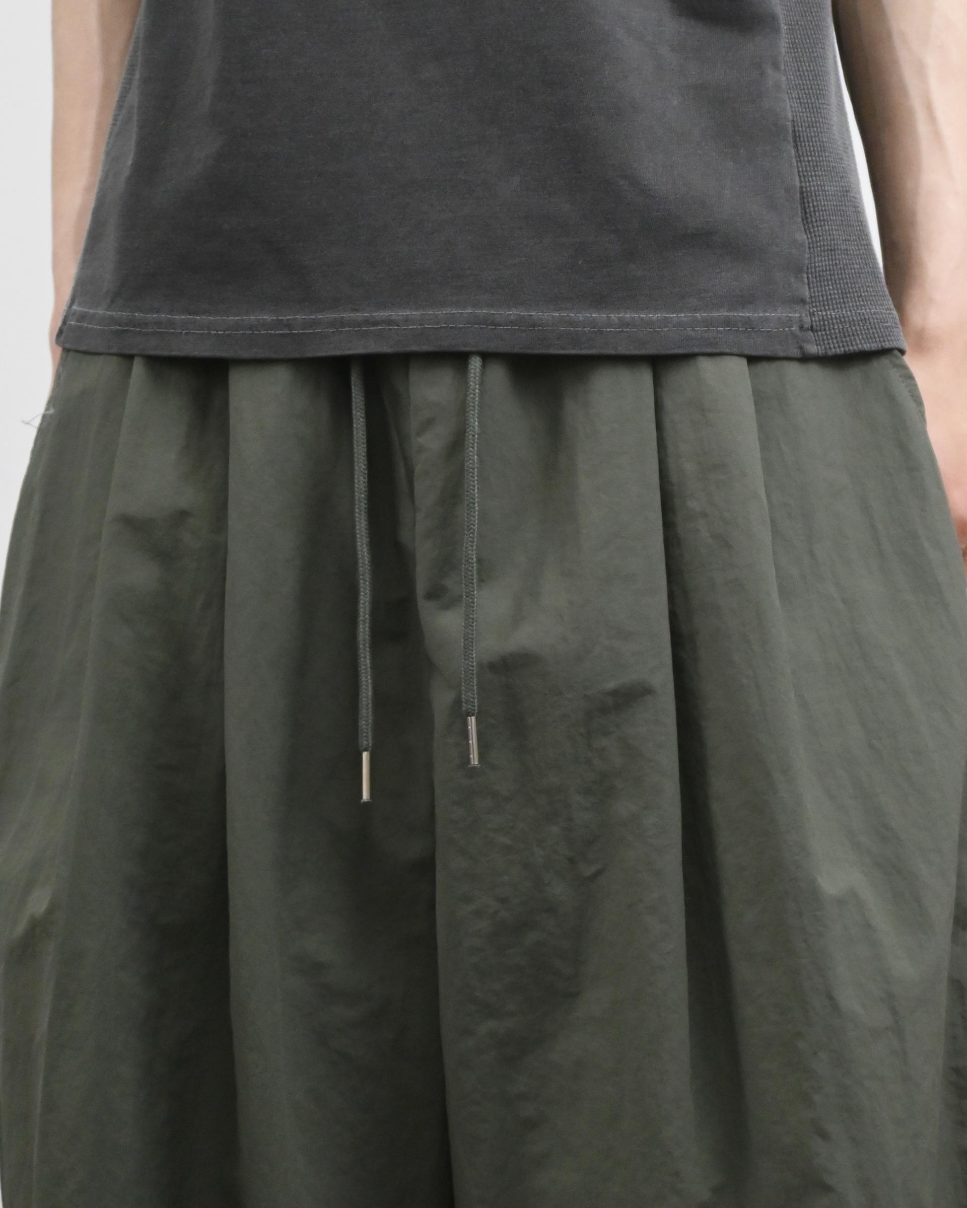 two tuck nylon snap bermuda pants