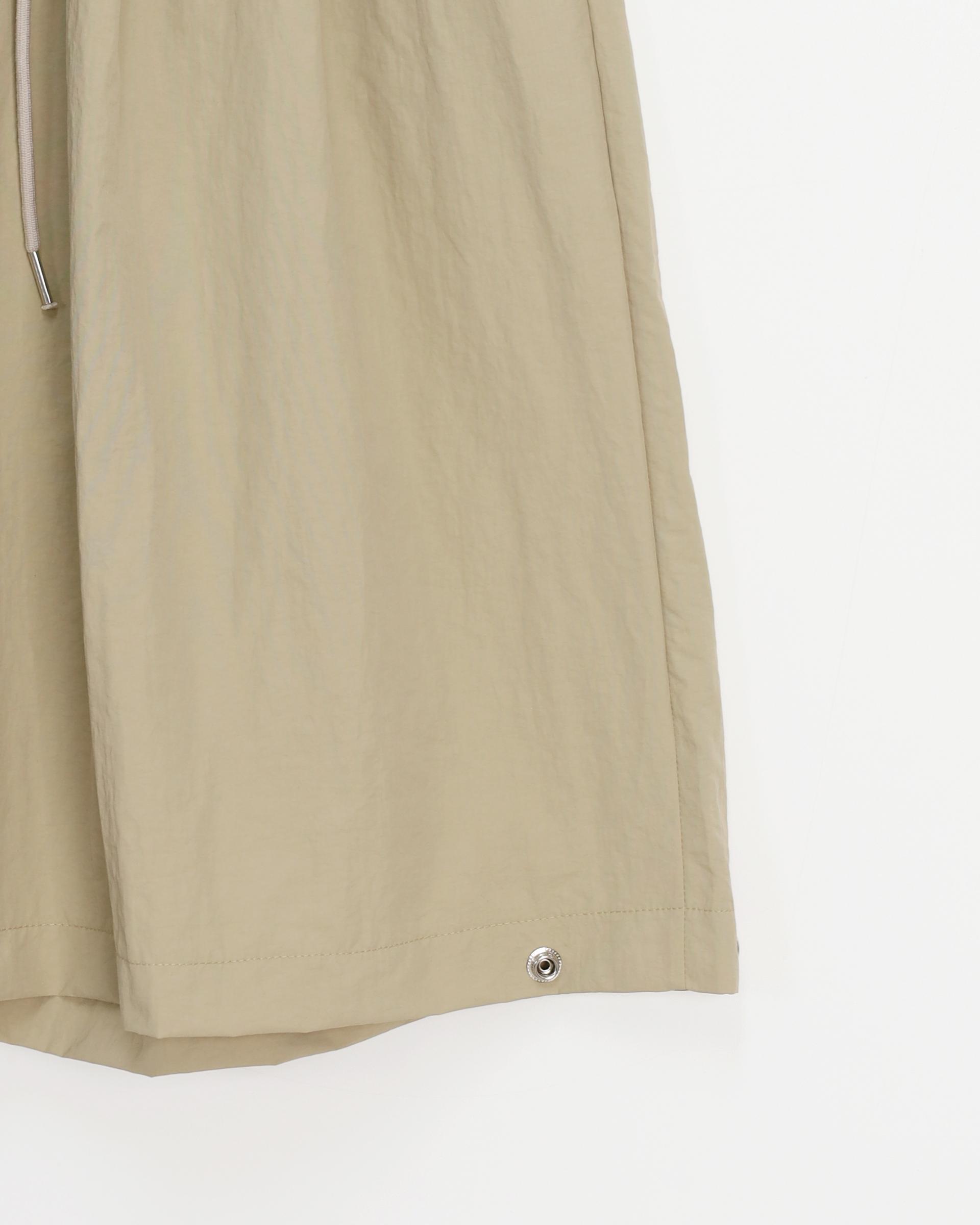 two tuck nylon snap bermuda pants